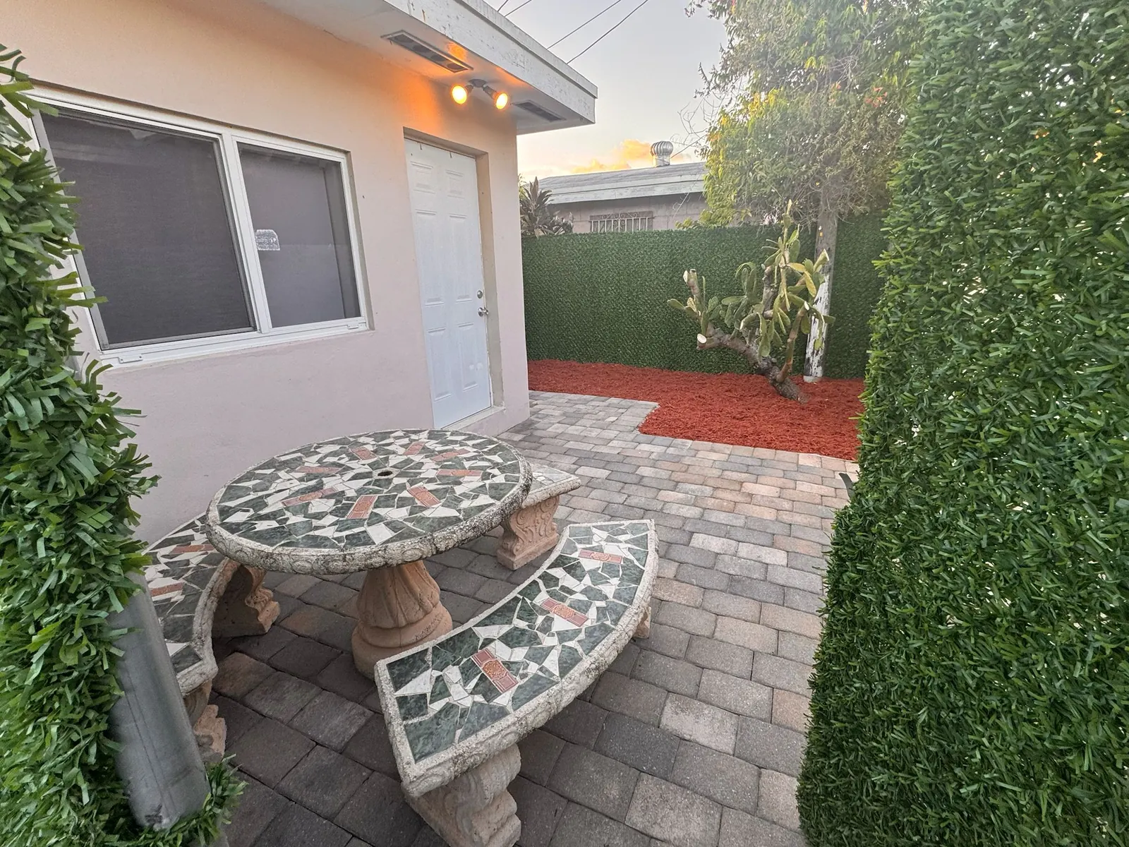 Dolce Green project: courtyard patio hedge walls