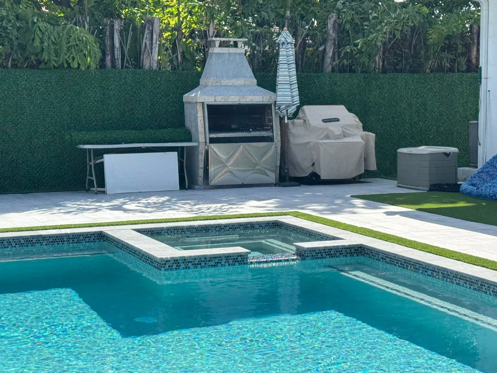 dolce green pool bbq hedge wall Dolce Green Tall Dolce Green grass fence privacy wall behind an outdoor kitchen and pool